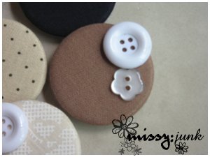 Brown Buttons Brooch/Badge
