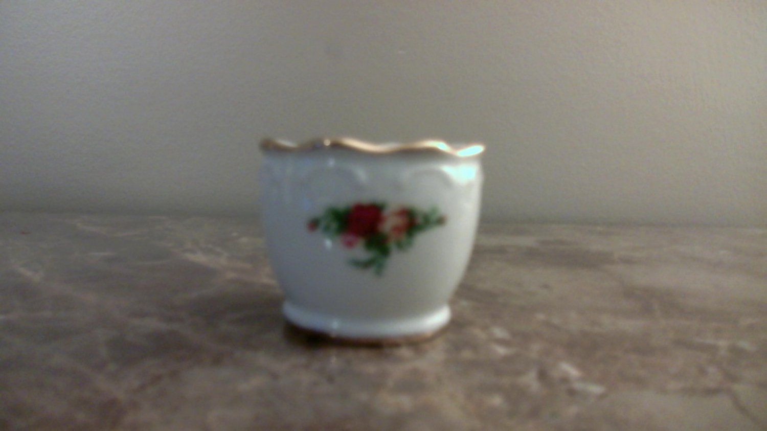 Royal Albert OLD COUNTRY ROSES BUD FLOWER VASE 2 3/4" x 3 1/2"
