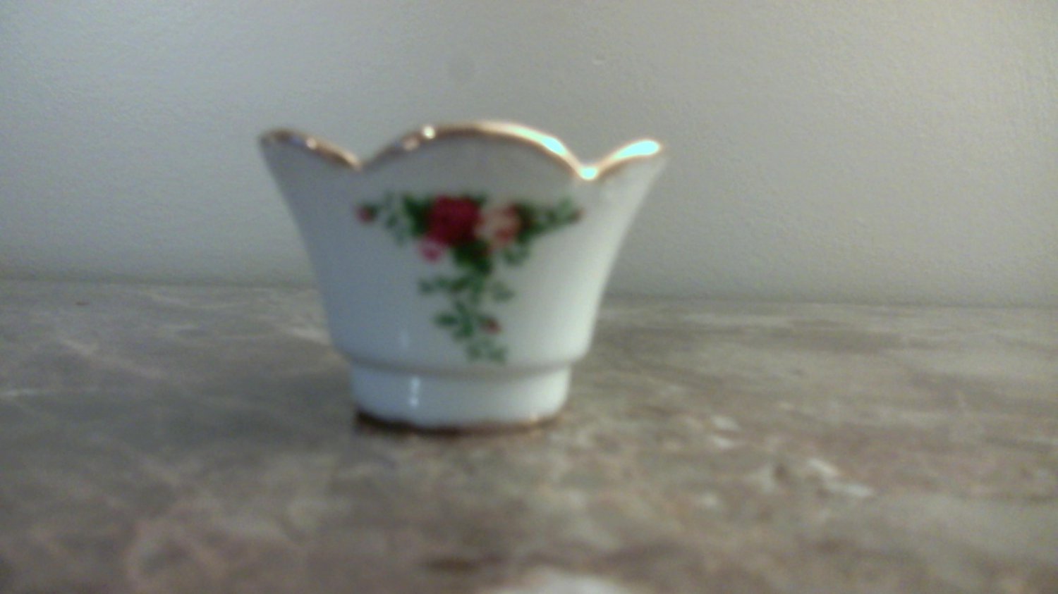 Royal Albert OLD COUNTRY ROSES BUD FLOWER VASE 2 1/2" x 4 1/4"