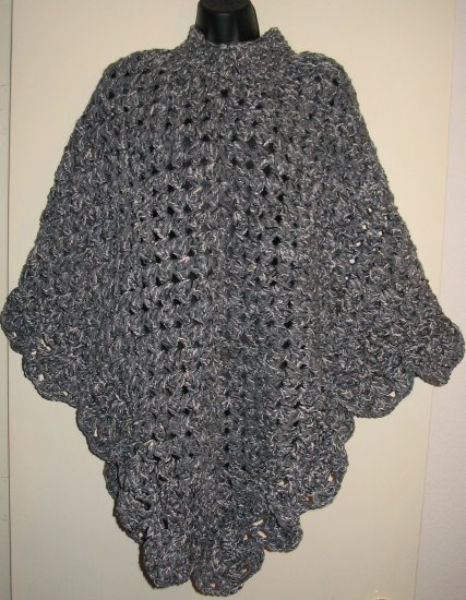 SCALLOPED EDGE PONCHO IN HEATHER GRAY