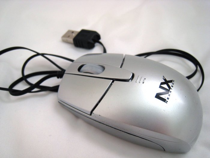 Optical Nexxtech mini travel mouse not wireless
