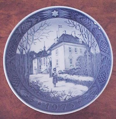 1975 ROYAL COPENHAGEN "Queen's Palace" Danish Blue White CHRISTMAS PLATE FREE SHIPPING