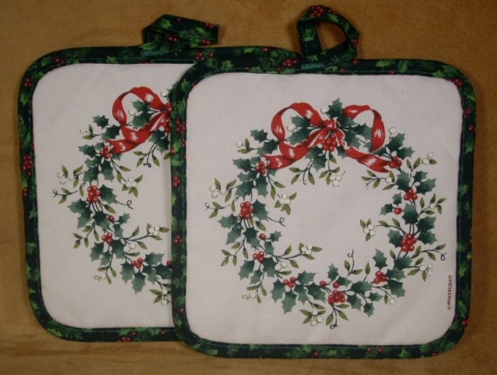 PFALTZGRAFF HOLLY & BERRY WREATH POT HOLDERS SET OF 2 *SHIPS FREE*