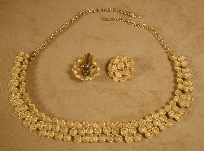 VINTAGE GOLDTONE FLORAL CHOKER W/CLIP EARRINGS *SHIPS FREE*