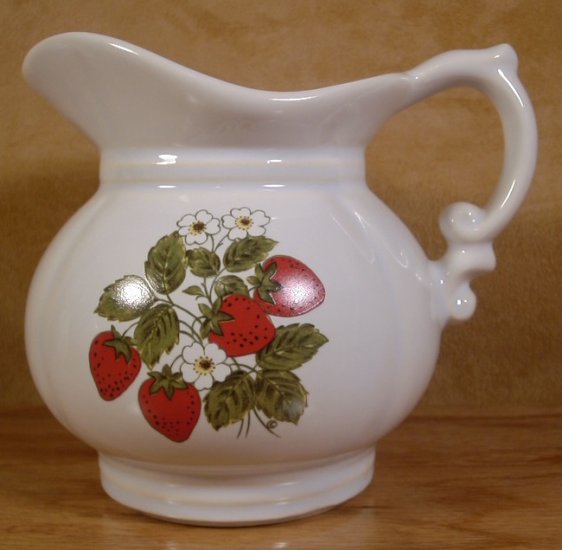 MCCOY STRAWBERRY FIELDS COUNTRY MED. PITCHER USA #7528?