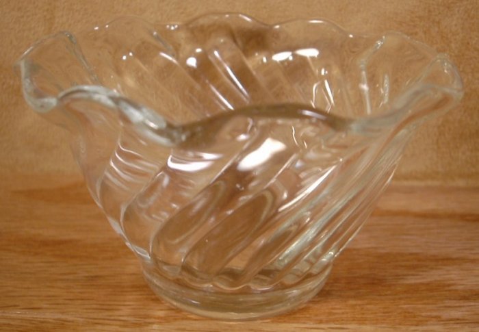 VINTAGE ANCHOR HOCKING SWIRLED FRUIT DESSERT BOWLS
