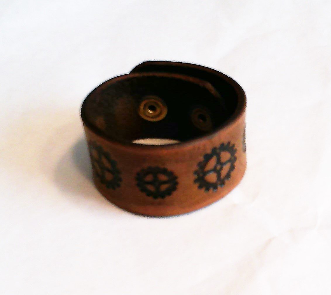 Med Brown Steam Punk Wristband - Gear Pattern B0001