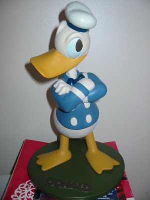 donald duck garden statue