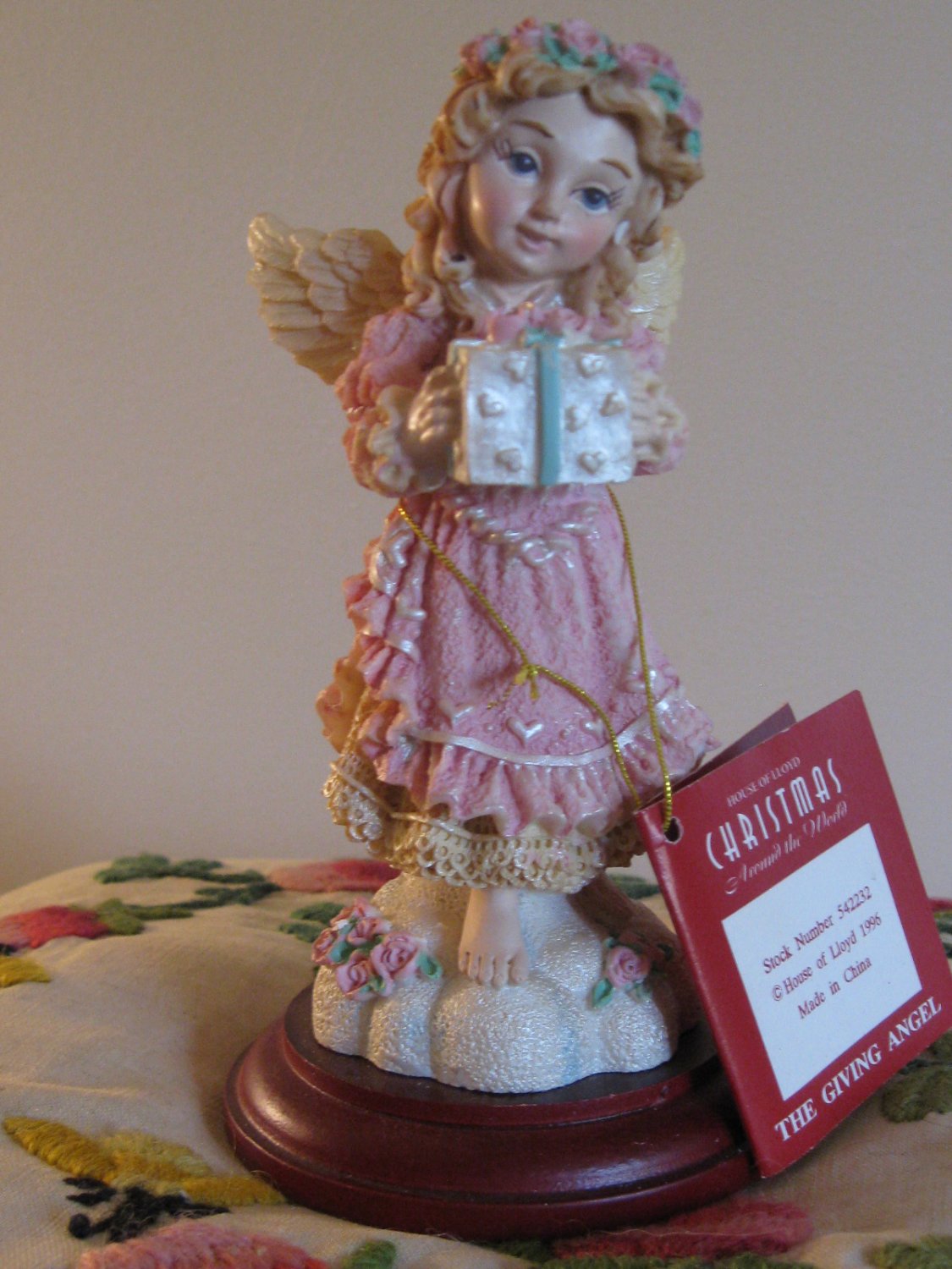 The Giving Angel Figurine / Display Complete With Box House Of Lloyd Christmas Around The World