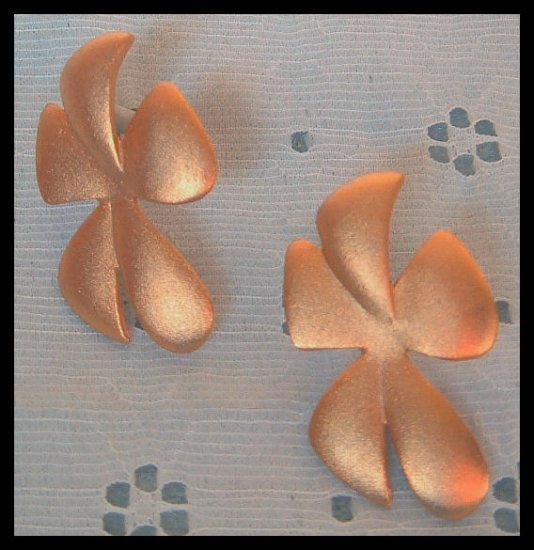 HINAHINA FLOWER PIERCED EARRINGS