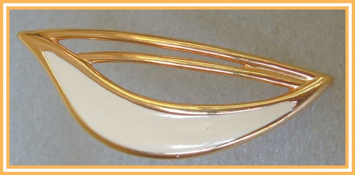 WHITE ENAMELED G/T BROOCH 1" VINTAGE SIGNED MONET