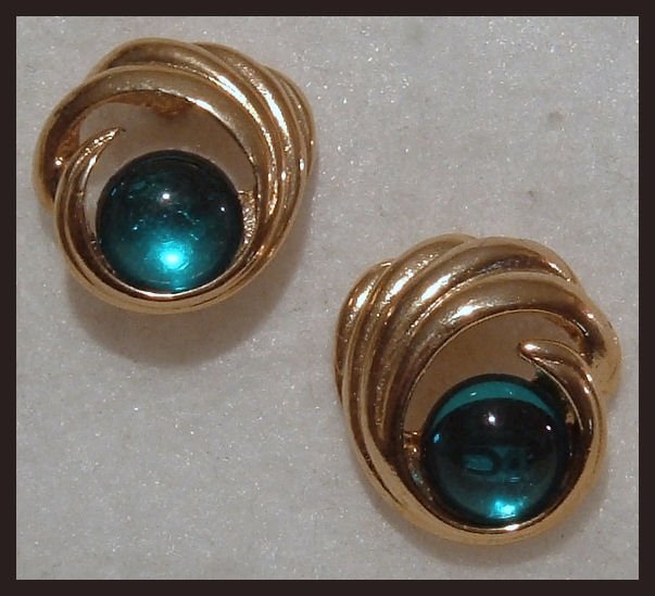 GREEN ACRYLIC HUGGIE PIERCED EARRINGS .90" NOS VINTAGE