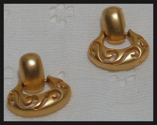 VINTAGE 1980s DOOR KNOCKER DANGLE PIERCED EARRINGS 1"
