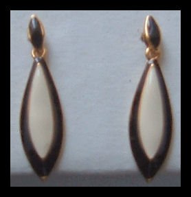 BLACK & WHITE ENAMELED DANGLE GOLDTONE PIERCED EARRINGS 1.25" VINTAGE 1980s