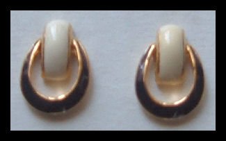 WHITE & BLACK ENAMELED HUGGIE PIERCED EARRINGS .75" VINTAGE 1980s