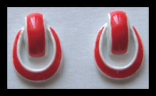 DOORKNOCKER CHERRY RED & WHITE ENAMELED HUGGIE PIERCED EARRINGS .75" VINTAGE 1980s