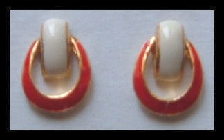 DOORKNOCKER RED & WHITE ENAMELED HUGGIE G/T PIERCED EARRINGS .75" NOS VINTAGE 80s