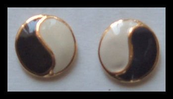 BLACK & WHITE ENAMELED G/T HUGGIE PIERCED EARRINGS .75" NOS VINTAGE 80s