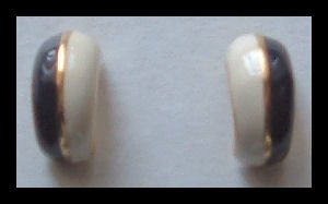 BLACK & WHITE ENAMEL GOLDTONE HUGGIE PIERCED EARRINGS .75" VINTAGE 80s