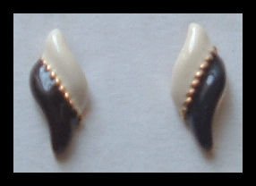 BLACK & WHITE ENAMEL GOLDTONE HUGGIE PIERCED EARRINGS .90" VINTAGE 80s