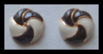 PINWHEEL BLACK & WHITE ENAMEL G/T HUGGIE PIERCED EARRINGS .75 VINTAGE