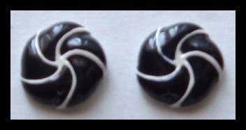 PINWHEEL BLACK and WHITE ENAMELED HUGGIE PIERCED EARRINGS .75" 80s VINTAGE