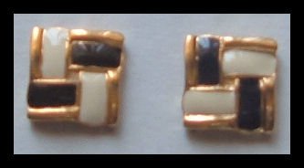 SQUARE BLACK & WHITE GOLDTONE PIERCED EARRINGS .65" VINTAGE