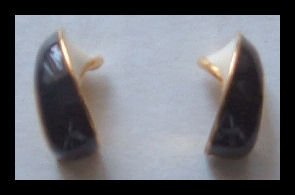 BLACK & WHITE ENAMEL G/T TWISTY PIERCED EARRING .75" VINTAGE