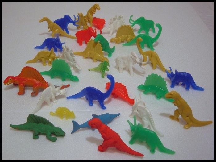 MIXED LOT OF 31 DINOSAUR FIGURES T-REX STEGOSAURUS