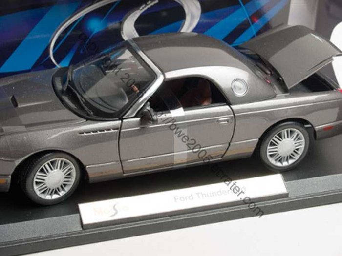Ford Thunderbird by Maisto 1:18 Diecast Metal Car Automobile Enthusiast Collectors