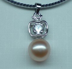 freshwater pearl pendant