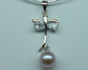 freshwater pearl pendant