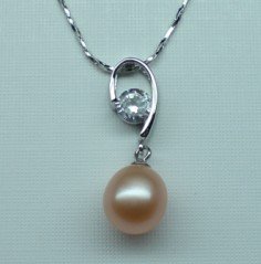 freshwater pearl pendant