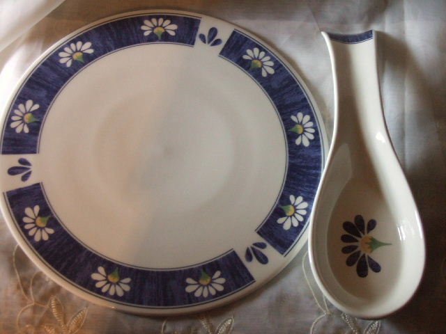 Oneida Spring Daisy Trivet and Spoon Rest