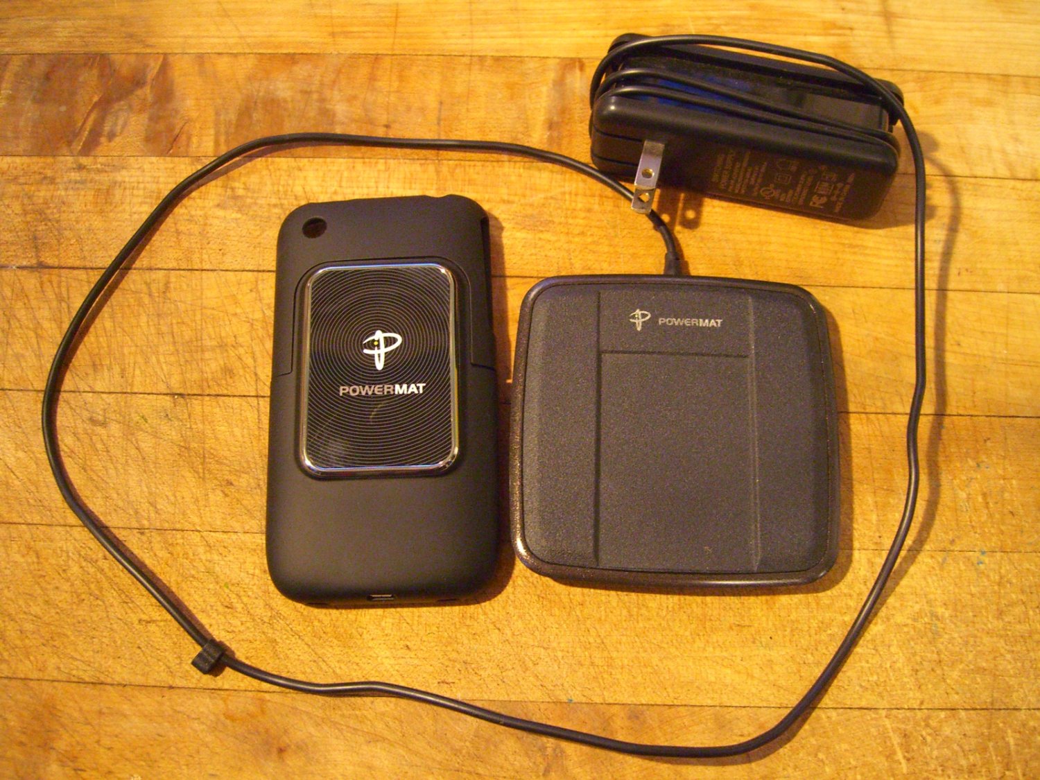 Powermat One-Position Mat with iPhone 3G/3GS Hard Case