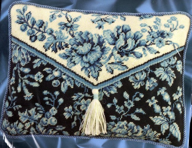 RARE BARB BAATZ BLUE TOILE PURSE STYLE FUN NEEDLEPOINT PILLOW KIT