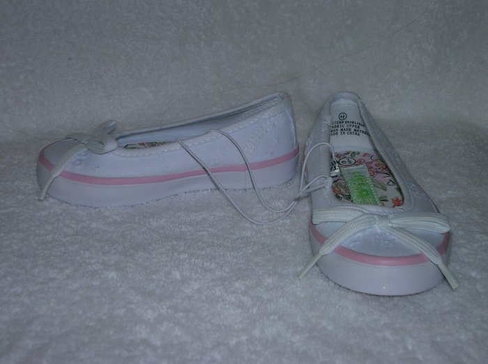 Circo Luisa Girl's White Slipons Size 6 1/2