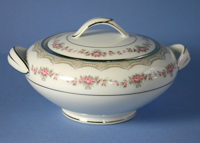 Noritake Glenwood Round Sugar Bowl and Lid