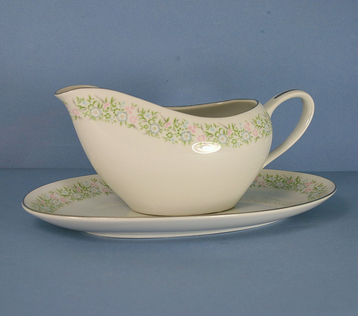 Taihei Springtime Gravy Boat and Underplate (Relish)