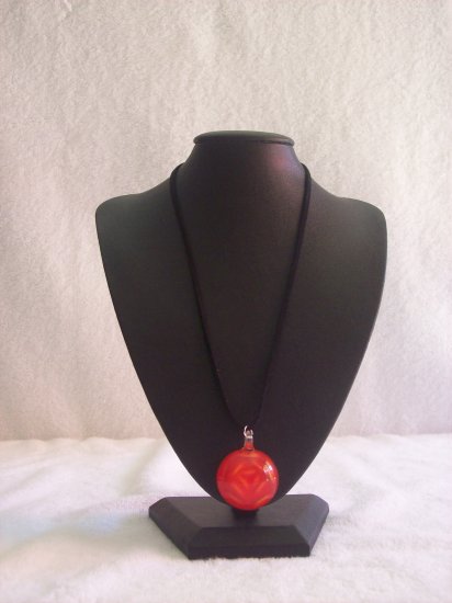 Round pendant, red
