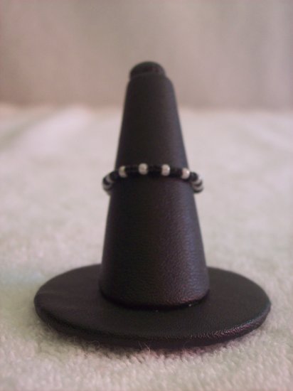 Simple ring, black and white