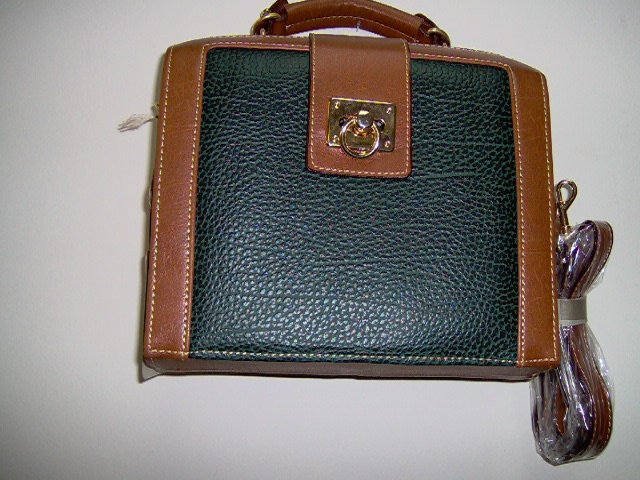 Ladies causal carry all purse,pebble leather,10" x 12",shoulder strap,blac