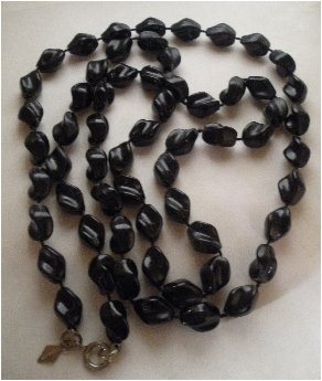 Vintage 1975 Sarah Cov. Holiday Blk Necklace