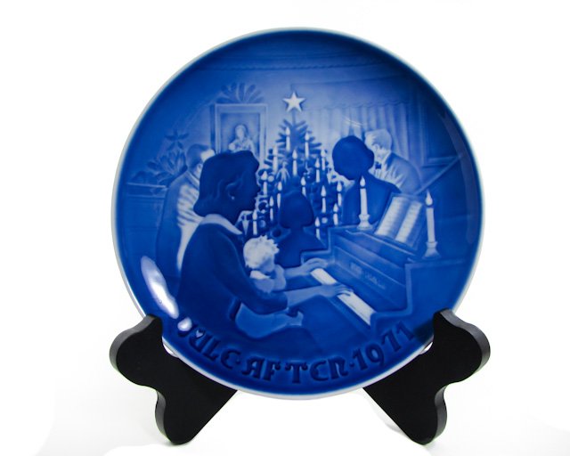 Bing & Grondahl 1971 Christmas At Home Plate B&G, Kjobenhavn, Denmark Cobalt blue
