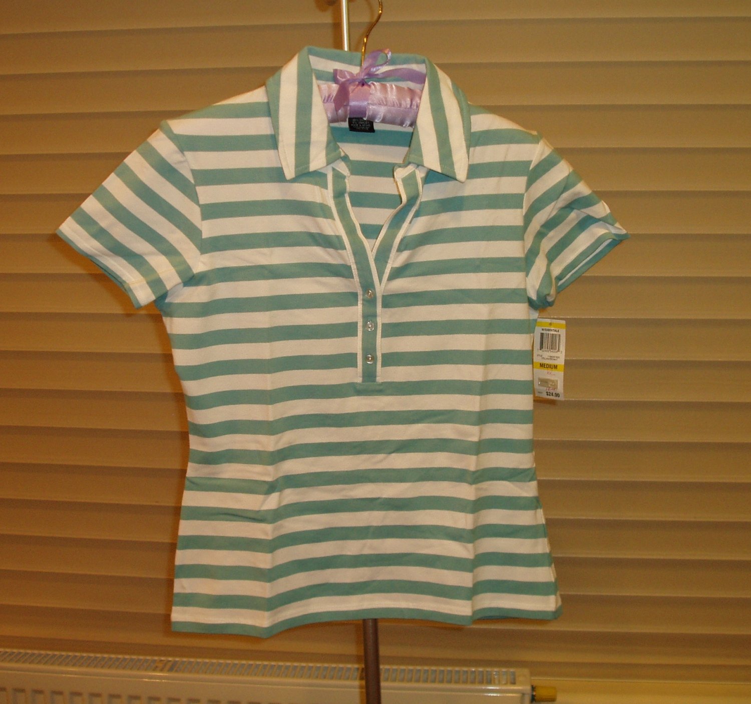 White & blue T-shirt, size M