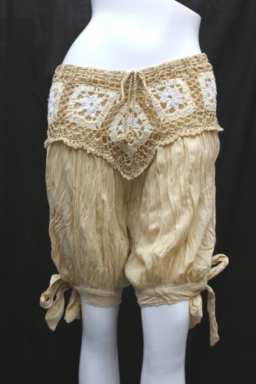 V-crochet short pants
