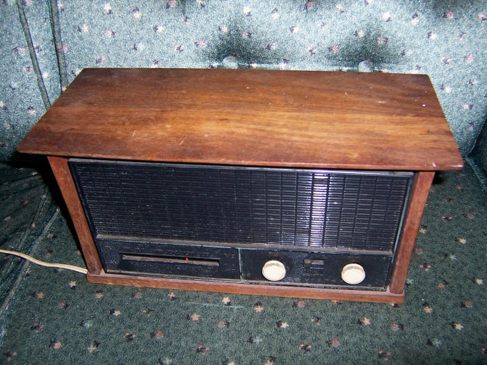 Vintage RCA AM/FM Radio, Wooden, Real Walnut, Radio Corporation of America, Model RJC30W