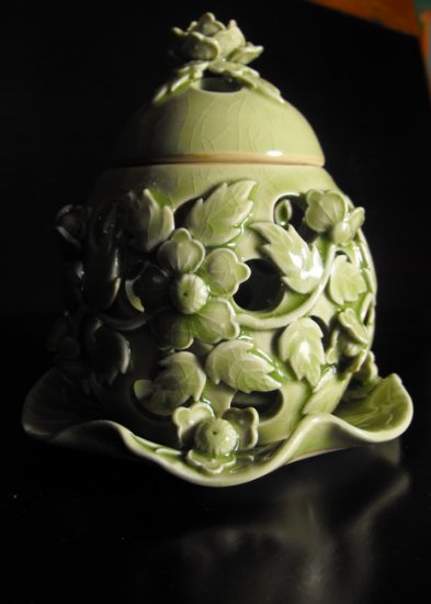 THAI JADE GREEN CELADON POTPOURRI HOLDER / JAR HANDMADE