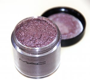 MAC Pigment in Circa Plum