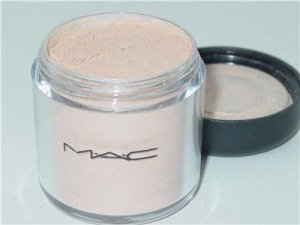 MAC Pigment in Fairy lite